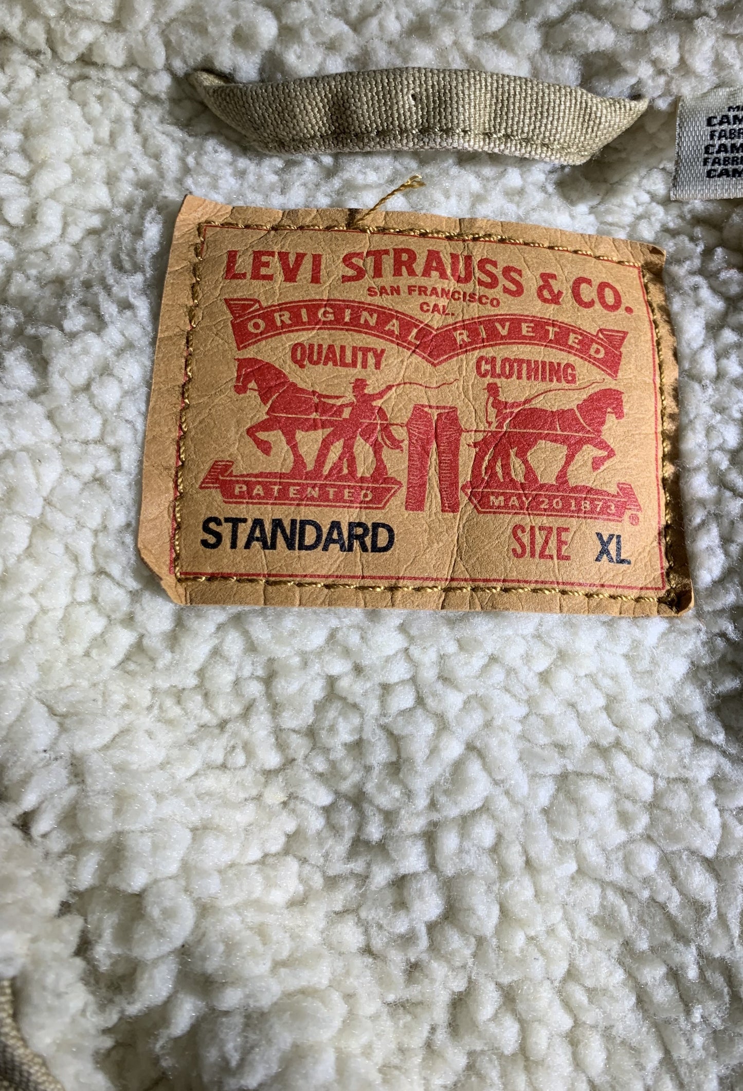 Levi’s Premium Type III Sherpa Trucker Jacket XL (Beige)